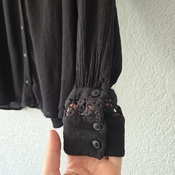 Free People XS Black Oversized Crochet Long Sleeve Button Front Top Cutout - Picture 3 of 7